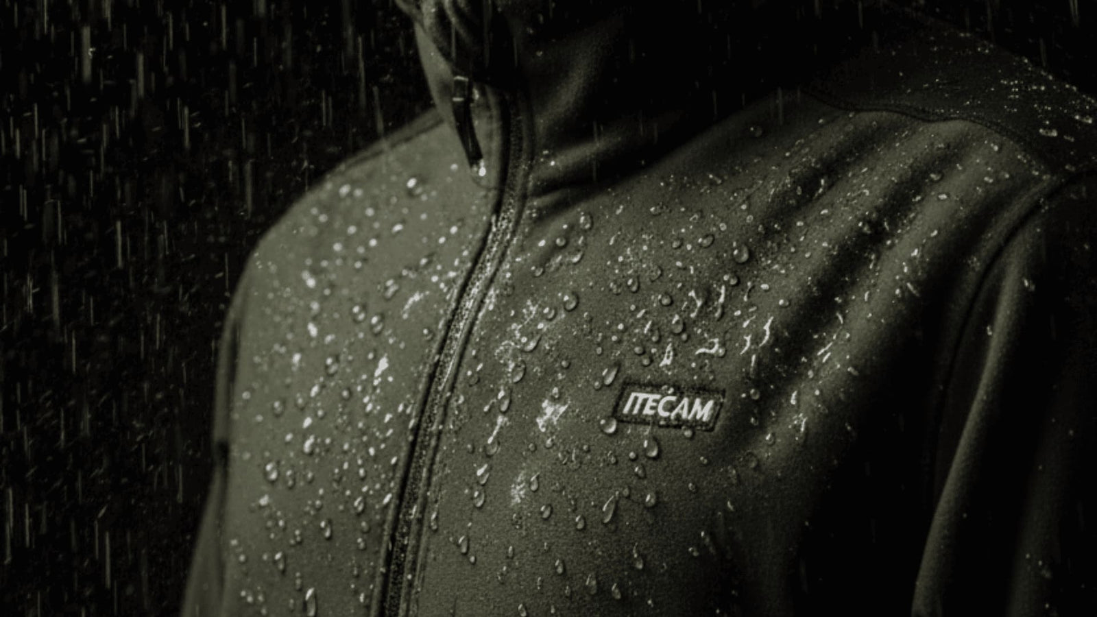 chaqueta impermeable bajo lluvia