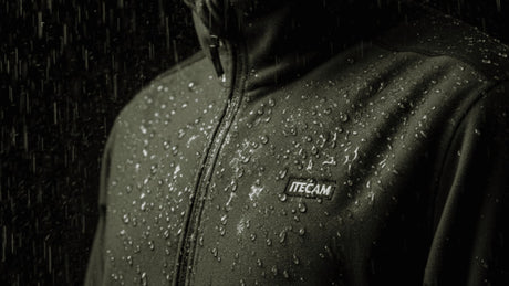 chaqueta impermeable bajo lluvia