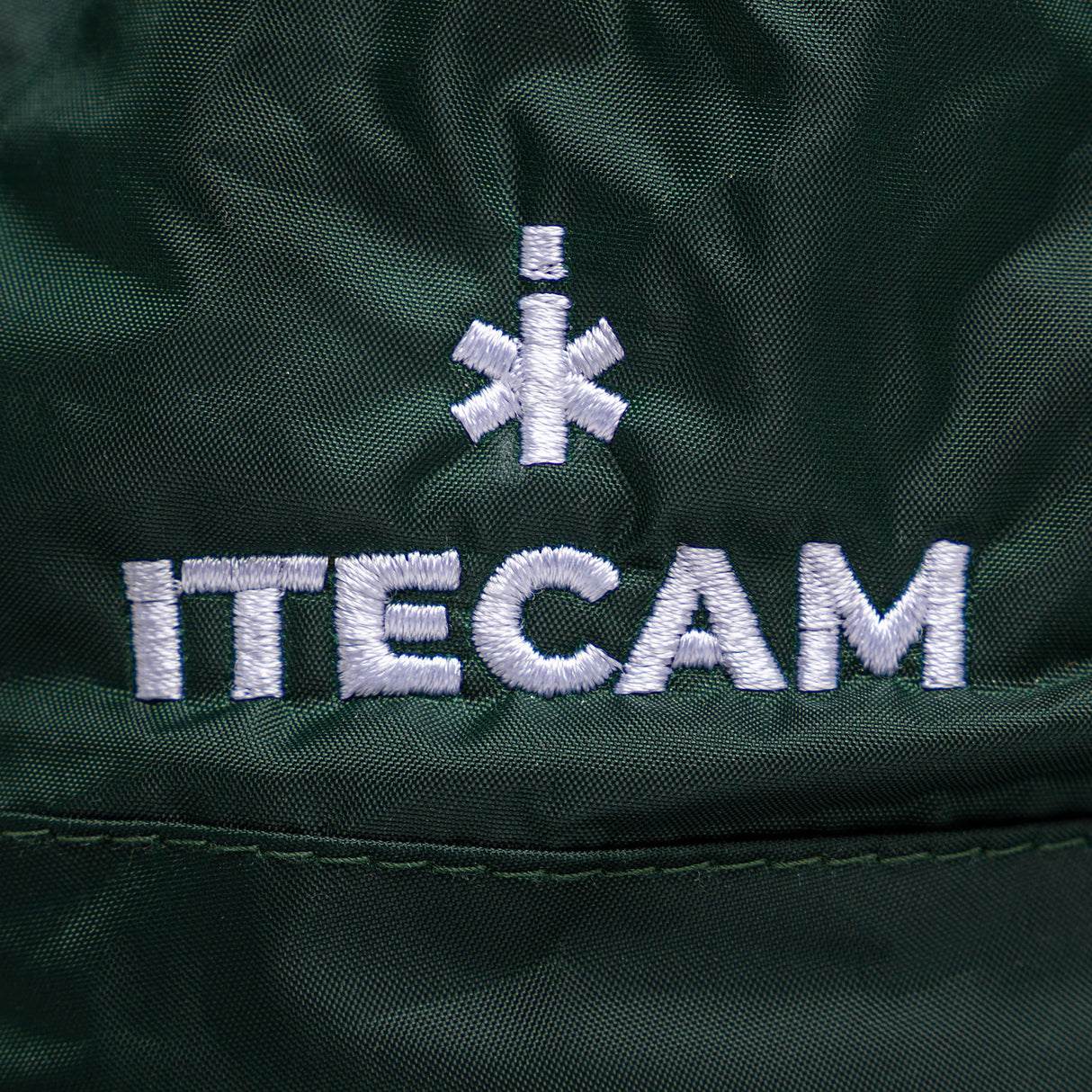 detalle logo bordado