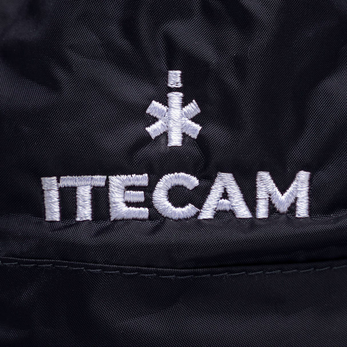 detalle logo bordado