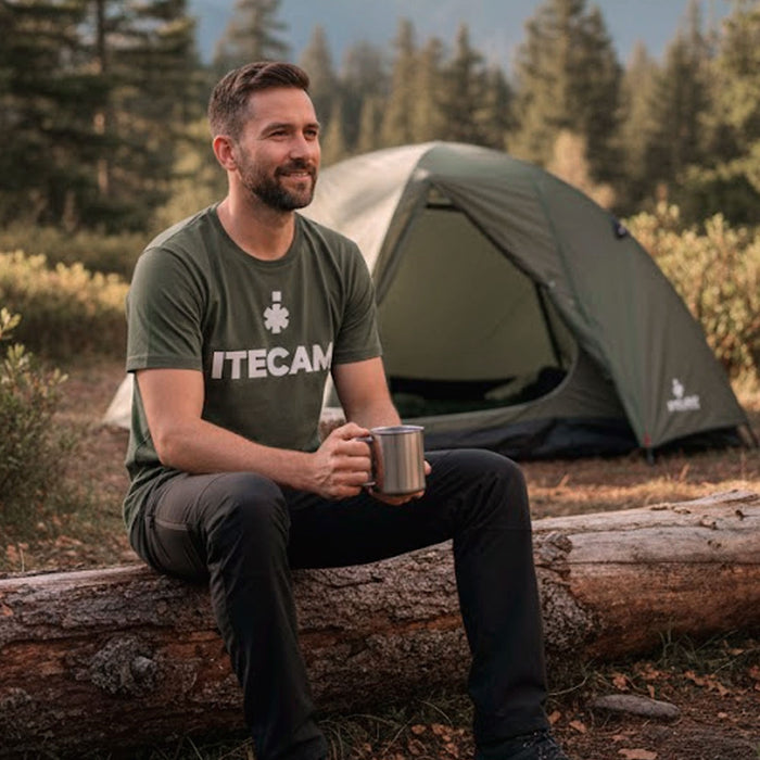 hombre de acampada con camiseta deportiva técnica