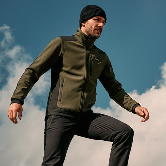 chaqueta softshell Itecam para hombre en actividad