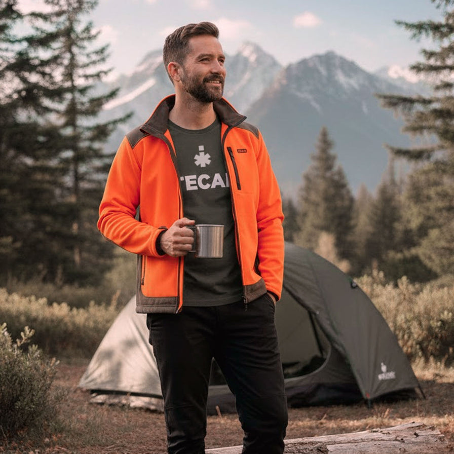 hombre utilizando el sistema de capas con la ropa de montaña Itecam